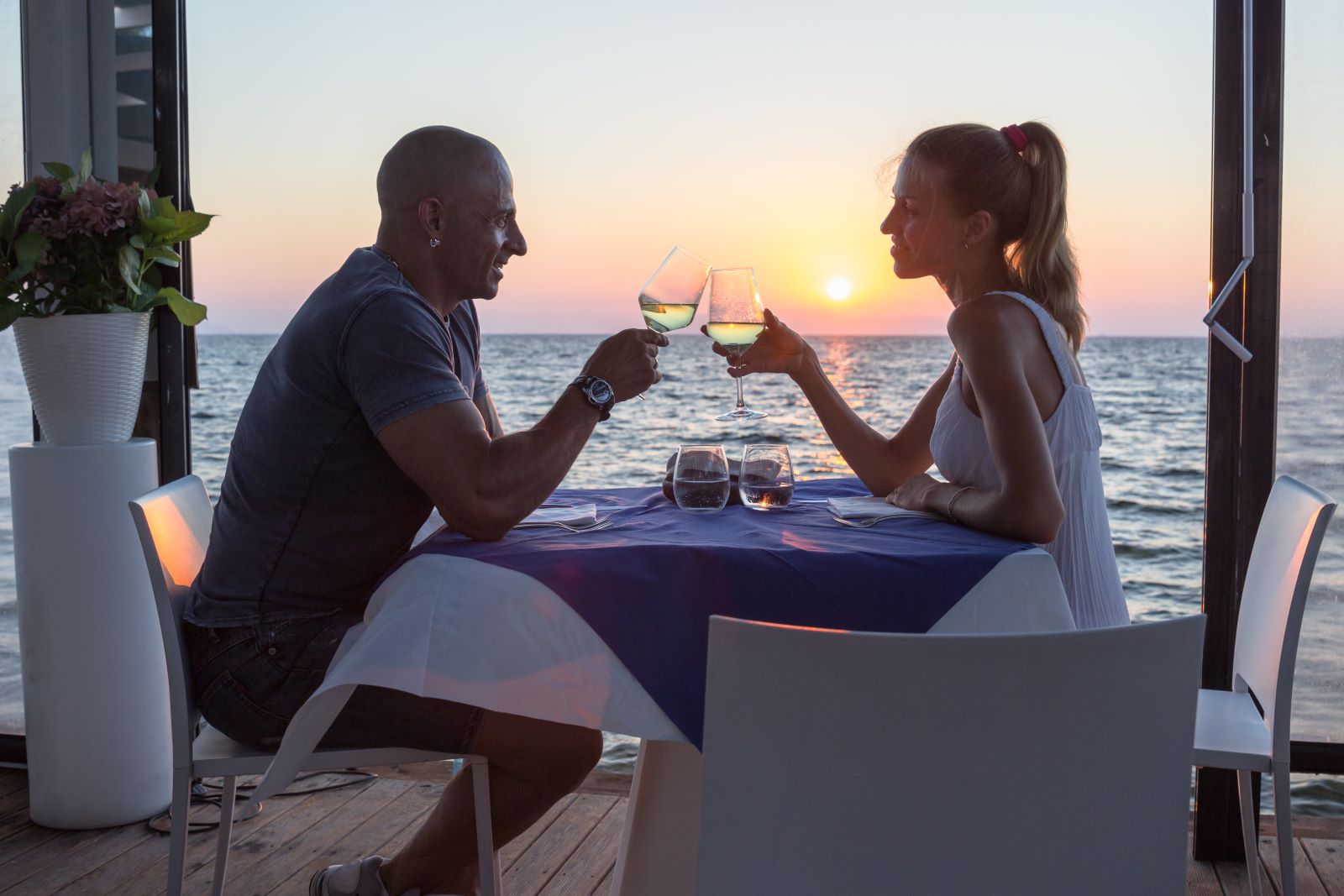 Couple dining at Ophelia's on the Bay