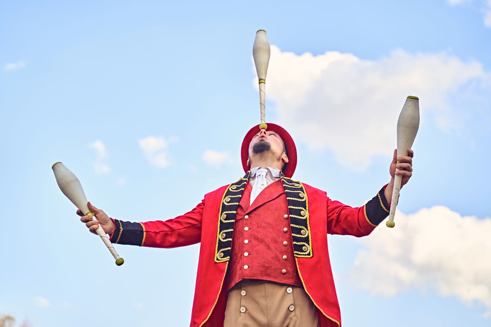 Circus performer juggeling